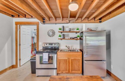 Goodlettsville House | The Den at J-Barn - Secluded Retreat
