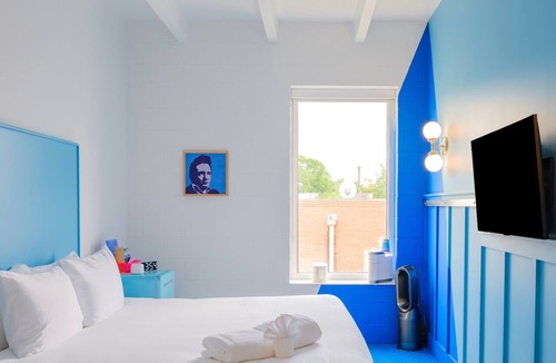 East Hill Hotel | The Gallatin (319) - 2 miles to Nissan Stadium