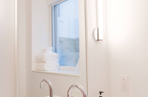 East Hill Hotel | The Gallatin (Cozy Full 113) 3 Miles to Downtown!