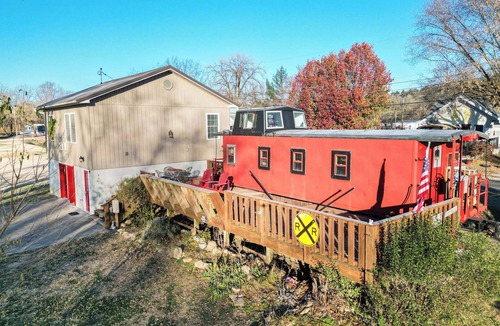 Hartsburg Cabin | The Katy Caboose in Hartsburg
