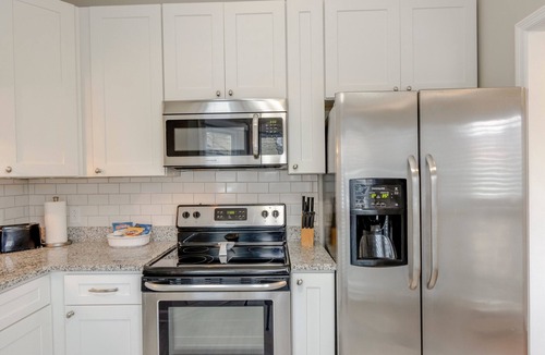 Hillsboro West End Condo | The Kearney♥Accessibility Features♥Free Parking/W+D/Family Friendly/Ensuites