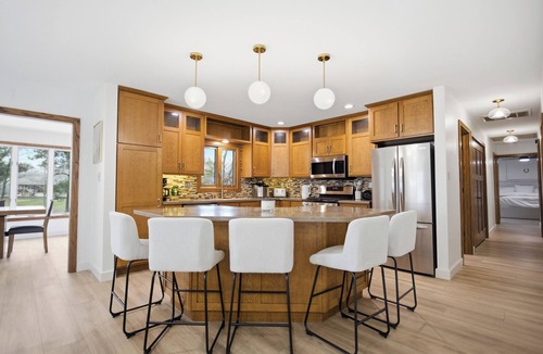 Effingham House | THE LAKE HOUSE - Official Relaxation HQ - On Beautiful Lake Sara, Effingham, IL