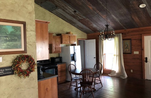 Eucha Hotel | The Meadows Lodge is a Hotel style lodge with 8 rooms and 2 suites available.