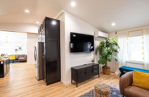 Midtown House | The Midtown Modern Maximalist 4BD 3Bath