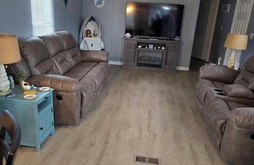 Gloucester House | The Mystic- 2-bedroom mobile home in charming Gloucester Pet Friendly