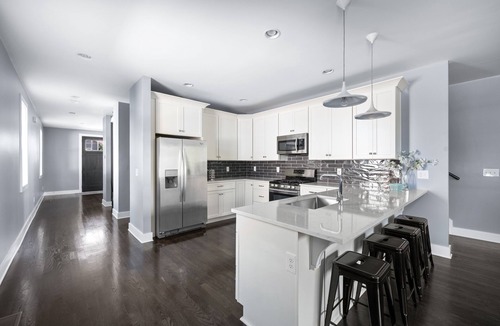 Buena Vista House | The Nash Nest! Spacious 3 story accommodation with Rooftop Deck