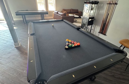 Dubuque House | The Parkview House. Hot Tub, Arcade & Park!