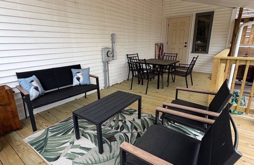 Downtown House | The Pelican Brief Spacious 7-bedroom house in lovely Downtown Lafayette with AC