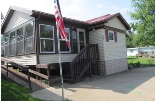Bagley House | The Pier Cottage located in River of Lakes
