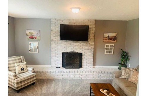 Bowling Green House | The Plum Springs House-cozy family sized pet friendly home w/fenced yard.