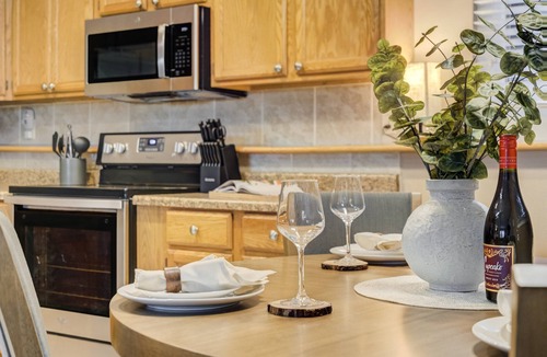 West Colorado Springs Cabin | The Red Barn Retreat | Hot Tub | Pet Friendly