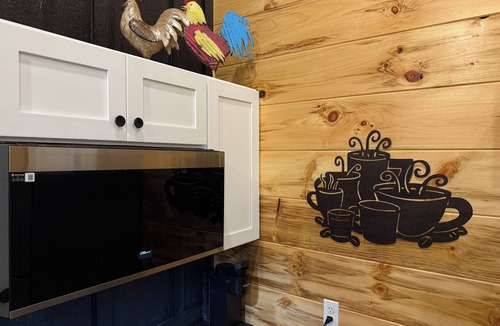 Shelburn Apartment | The Rooster’s Nest Cabin – Rustic Farmhouse Escape
