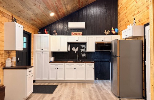 Shelburn Apartment | The Rooster’s Nest Cabin – Rustic Farmhouse Escape