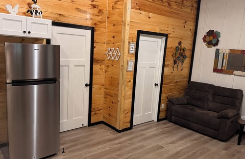 Shelburn Apartment | The Rooster’s Nest Cabin – Rustic Farmhouse Escape