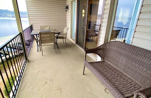 Lake Hamilton Condo | "The Sea Ray" 2 King Beds & Pickleball Court. Great Sunset Views with Boat Slip!