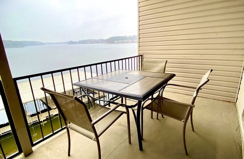 Lake Hamilton Condo | "The Sea Ray" 2 King Beds & Pickleball Court. Great Sunset Views with Boat Slip!