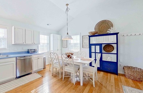 Ocean Isle Estates House | The Sea Shell Shack: Shared pool, balcony & near the beach