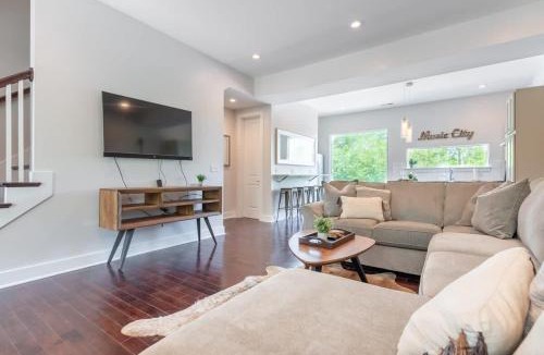 Chestnut Hill House | The Taylor Martin by Stay Local Nashville