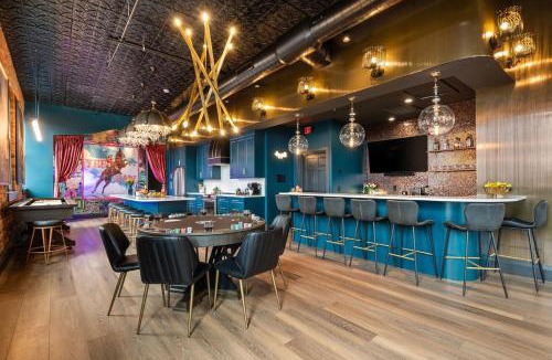 Downtown Nashville Apartment | The Velvet Songbird Downtown Luxe Sleeps 24