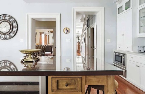 Historic Downtown Savannah Condo | The Wedding Cake Collection for 16