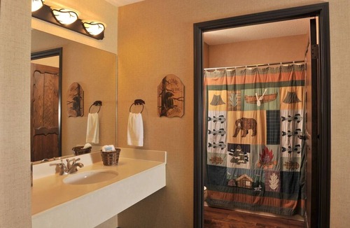 Onalaska Hotel | Theme Suite w/Whirlpool, Breakfast & Pool | 6mi to Children's Museum