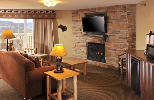 Onalaska Hotel | Theme Suite w/Whirlpool, Breakfast & Pool | 6mi to Children's Museum