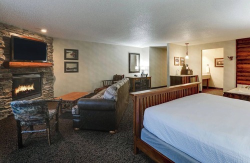 St. Joseph Hotel | Theme Suite Whirlpool, Stoney Creek, Living Room and Hot Tub | 2 Units