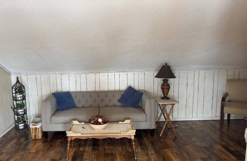 Higginsville Apartment | This charming suite is perched above a picturesque 75-acre winery.