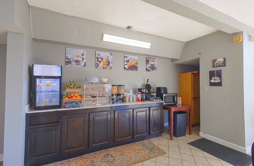 Brownsville Hotel | Three Vibrant & Comfortable 2 Queen Bed Units Perfect for Group Travelers