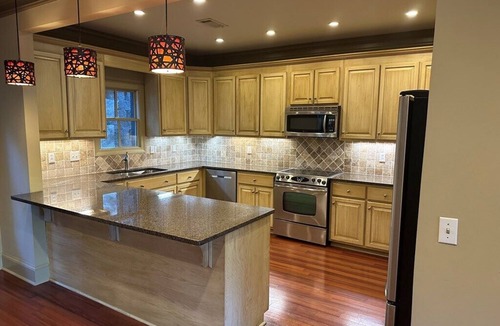 Oxford House | TOTAL REMODEL 4-bedroom Oxford Home .5 miles to Square & .7 miles to Campus