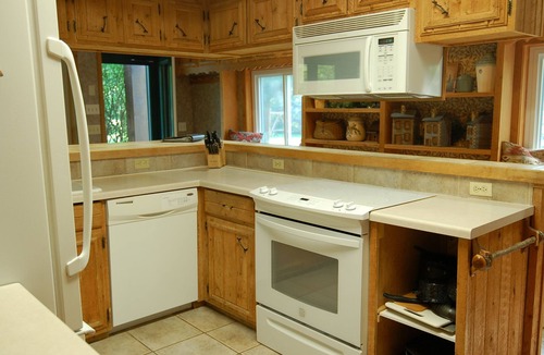 Mikana Cabin | Towering Pine Cabin: Your Family’s Perfect Getaway