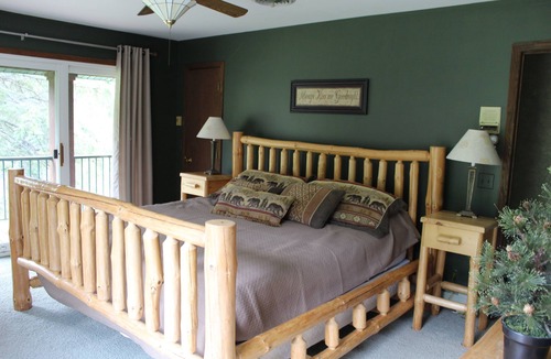 Mikana Cabin | Towering Pine Cabin: Your Family’s Perfect Getaway