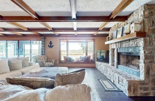 Eureka Springs House | Tranquil Lakeside Haven