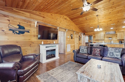 Sevierville Cabin | Tranquil mountain cabin w/game room, large garage & parking for boats and bikes