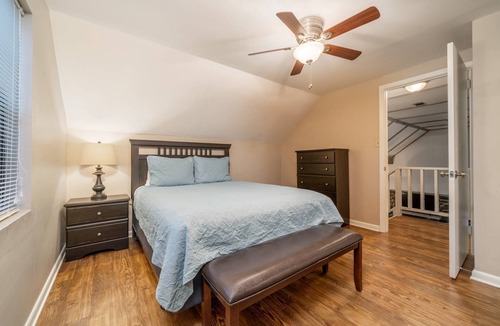 Piney Cabin | Tranquil Retreat: Serene Cabin at Shore Acres with Kayaks & More