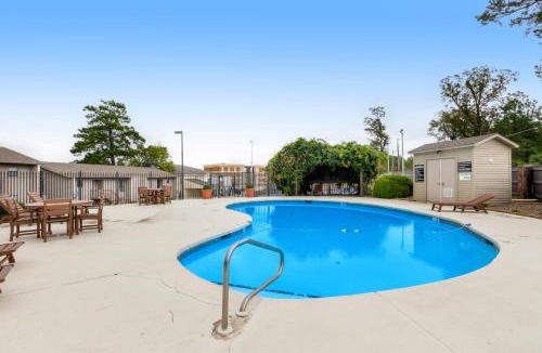 Lake Hamilton Apartment | Tranquil Retreat