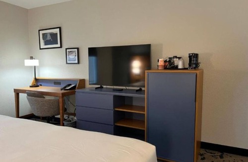 South Baton Rouge Hotel | Tranquil Stays Near LSU with Outdoor Pool, Hot Breakfast & 24-Hour Fitness Room