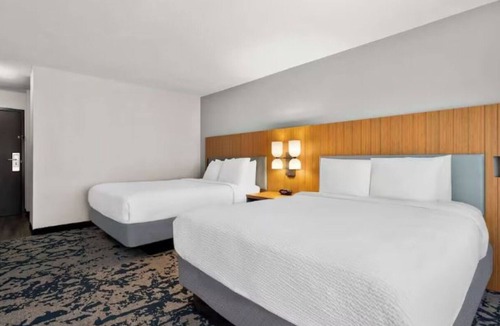 South Baton Rouge Hotel | Tranquil Stays Near LSU with Outdoor Pool, Hot Breakfast & 24-Hour Fitness Room