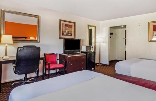 Dodge City Hotel | Travelodge by Wyndham Dodge City KS