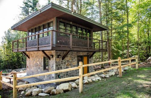 Lake George Hotel | Trekker, Treehouses cabins and lodge rooms