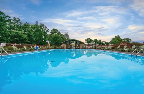 Branson Apartment | Two 2BR Villas l Outdoor & Indoor Pools, Golf, Courts & Onsite Movies!