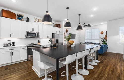 Cleveland Park Apartment | TWO Adjacent Homes - Sleeps 24 - Only 3 miles to Broadway