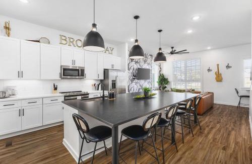 Cleveland Park House | TWO Adjacent Homes Sleeps 24 Only 3 miles to Broadway