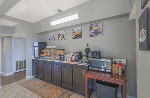 Brownsville Hotel | Two Airy & Relaxing 2 Queen Bed Room with All the Essentials for a Fun Stay