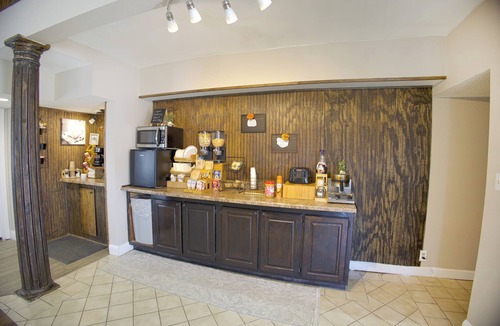 Brownsville Hotel | Two Airy & Relaxing 2 Queen Bed Room with All the Essentials for a Fun Stay