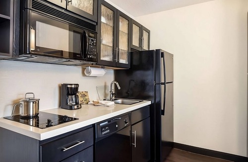 Brentwood Hotel | Two Relaxing Suites with Full Kitchens l Close to Nashville Zoo & Nature Trail
