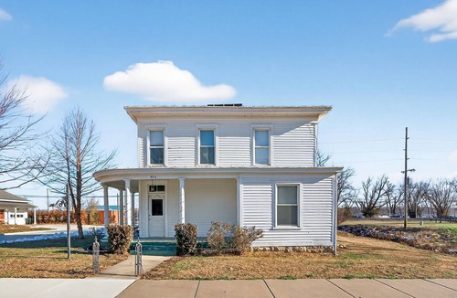 Clarksville House | Unique 3-bed, 4-bath Home in Charming Clarksville MO