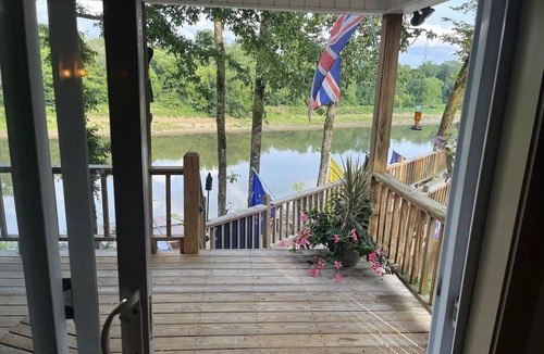 Arkadelphia Cabin | Unwind at this peaceful oasis on the Ouachita River in Caddo Valley.