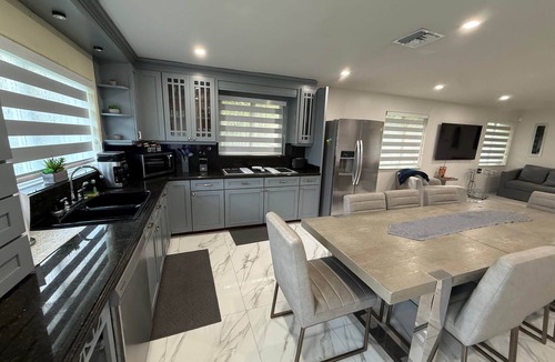 Seybold Apartment | Upscale 3BR/3BA Waterfront Apt/Sleep 7