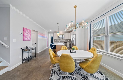 Crosstown House | Uptown Funk! Hot Tub, Mini Golf, Pool Tble, Shufbd